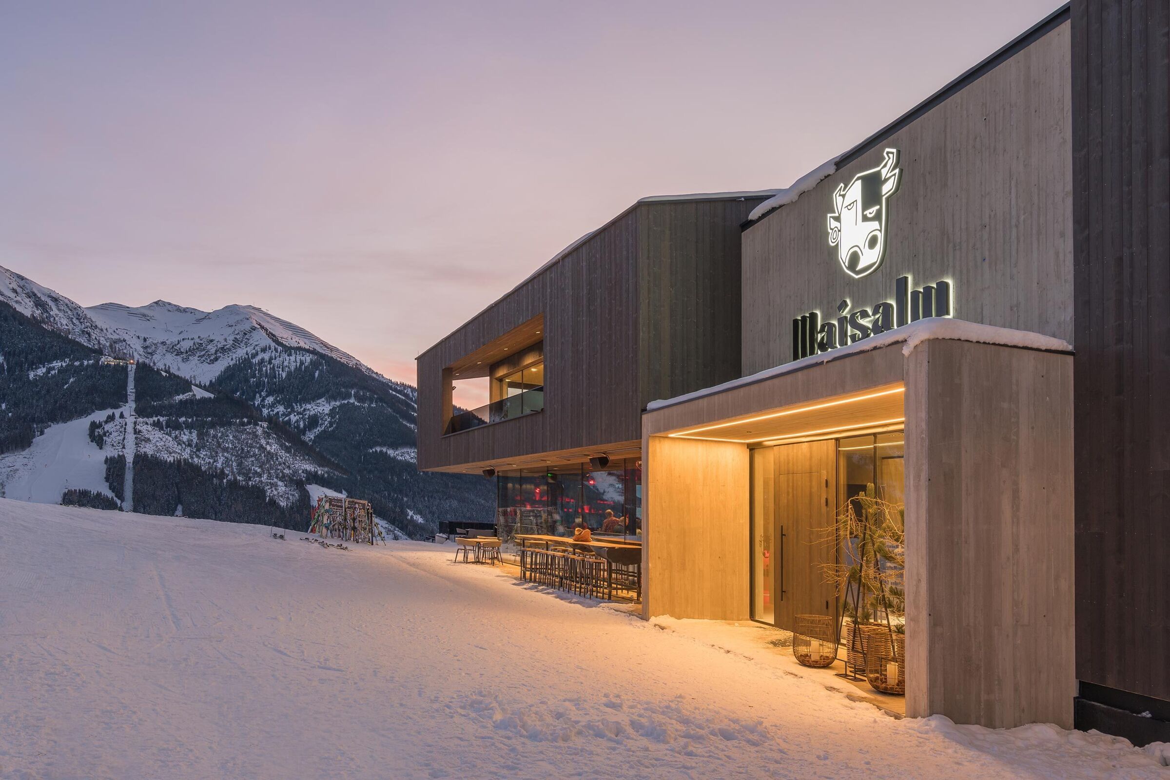 Restaurant Maisalm von draußen im Schnee