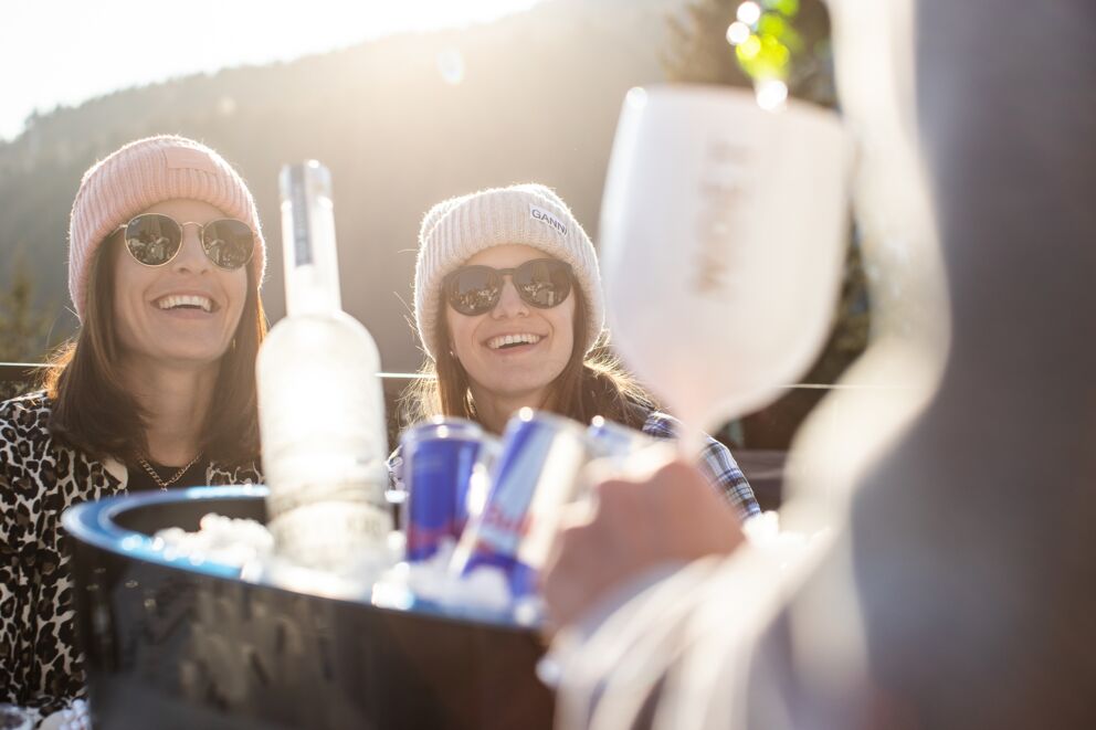 Après-Ski mit Wodkaflasche und zwei Freundinnen c-White Pearl Mountain Days